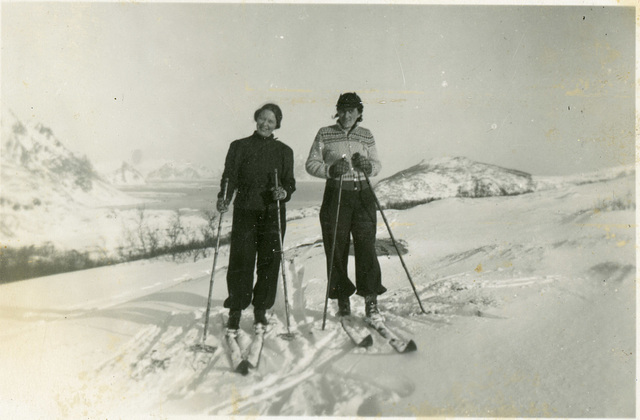 (534) Lofoten: (f.v.:) <ukjent> og Haldis (Kroken) Andreassen