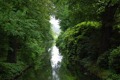 Rigardo de la Wolf-ponto tra la Wolf-kanalo al la Venustemplo (Blick von der Wolfsbrücke durch den Wolfskanal zum Venustempel)