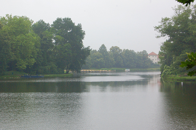 Lago de Vorlico kun gondolstacio kaj restoracio "Je la kverkokrono" (Wörlitzer See mit Gondelstation und Restaurant "Zum Eichenkranz")