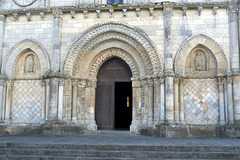 Portail de l'église de Maillezais