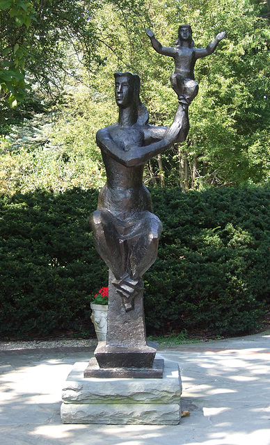 Caring by Chaim Gross in the Nassau County Museum of Art, September 2009
