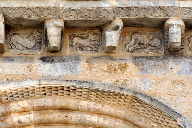 Sculptures et modillons de l'église St-Savinien de Melle