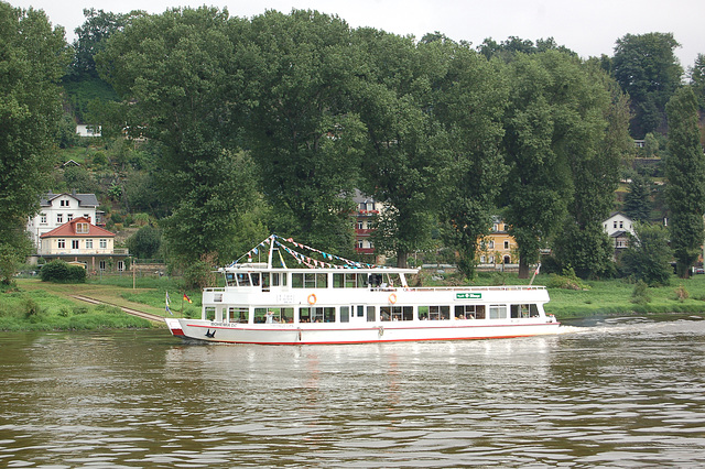 ŝipo sur rivero Elbo (Schiff auf der Elbe)