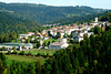 LES BRENETS (NE): Le village depuis la ligne de chemin de fer.