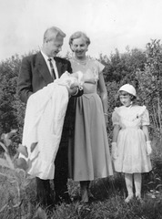 (182) Gudmor og gudfar Sigmund og Jorunn Anna (Jakobsen) Espenes, dåpsbarnet Jan-Thore Solem og Wenche (Solem) Thorsrud, 24. august 1958