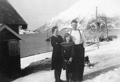 (185) Jenny og Arnold Svendsen, med Randi (Svendsen) Tryti og hunden Pink, på Bergum