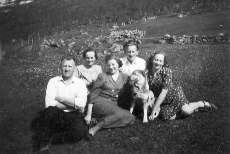 (186) Arnold og Jenny Svendsen, Hilma (Svendsen) Solem, Jens Bergum, Randi (Svendsen) Tryti