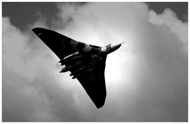 Dunsfold W&W Avro Vulcan XH558 2 MONO S5 Pro