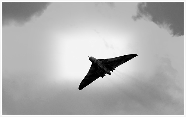 Dunsfold W&W Avro Vulcan XH558 3 MONO S5 Pro