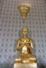 im Tempel Wat Traimit