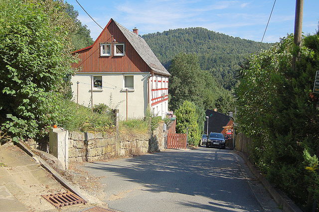 loĝdomo sur deklivo (Wohnhaus auf einem Berghang)