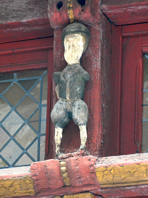 Dinan 2014 – Wooden ﬁgurines on the Rue de l'Horloge