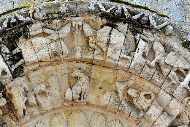 Sculptures du portail de l'église St-Hilaire de Melle