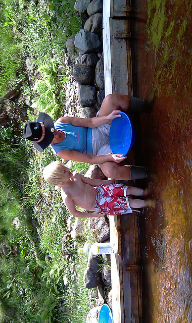 Dante checking out Maggan's pan