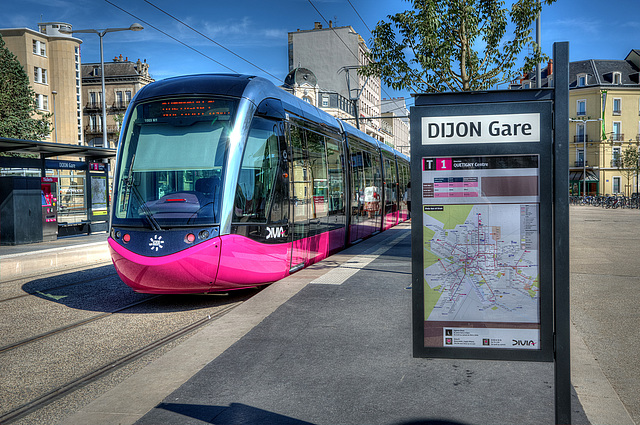 DIJON: Le tramway au départ pour Quetigny centre.