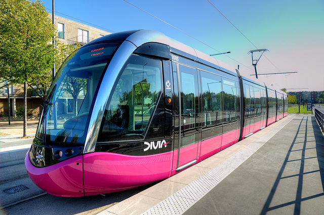 QUETIGNY: Le tramway station Quetigny centre