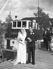 Brudeparet Hilma Svendsen og Signold Solem foran Saudafjord
