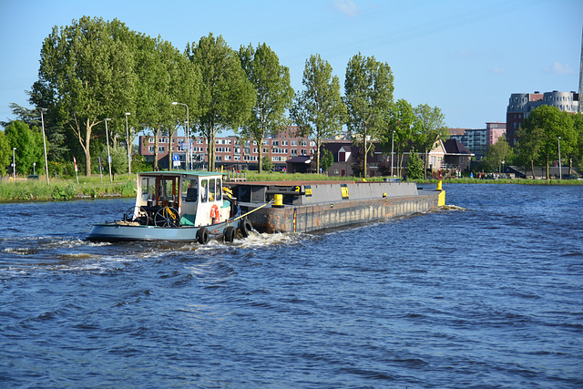 Push boat Wust on the river Zijl