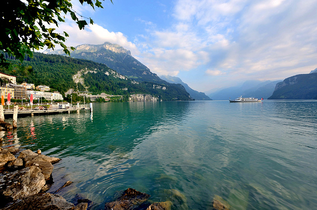 Arrivée du bateau au port de Brunnen (Schwytz)