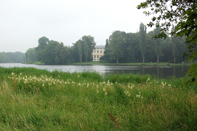 borda paŝtejo, lago, kastelo de Vorlico nomata ankaŭ somerdomo (Uferweide, See, Wörlitzer Schloß auch Landhaus genannt) borda paŝtejo, lago, kastelo de Vorlico nomata ankaŭ somerdomo (Uferweide, See, Wörlitzer Schloß auch Landhaus genannt)