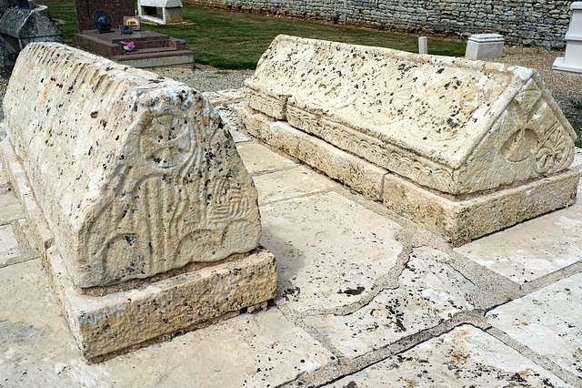 Tombes du Haut Moyen-Age - Cimetière de Pers