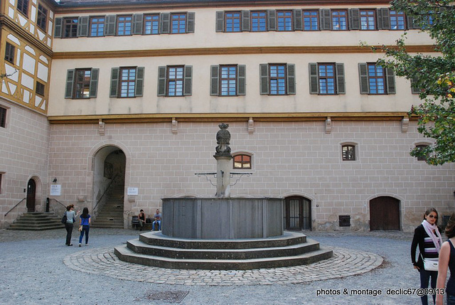 fontaine cour du château