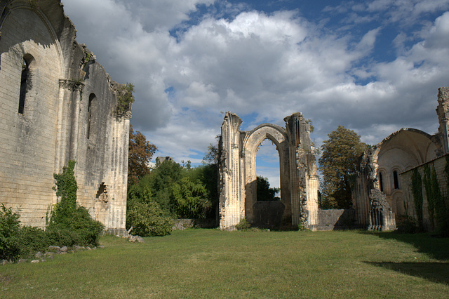 Ruines de l'abbaye de la Couronne