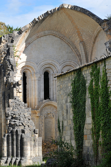 Ruines de l'abbaye de la Couronne