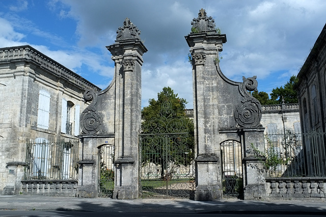 Ruines de l'abbaye de la Couronne