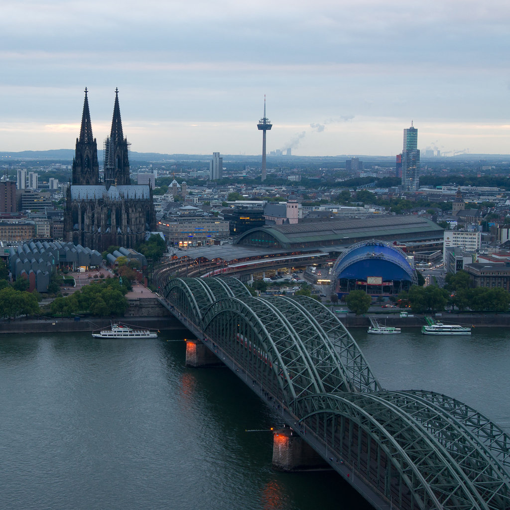 Blick vom KölnTriangle Richtung Kölner Dom