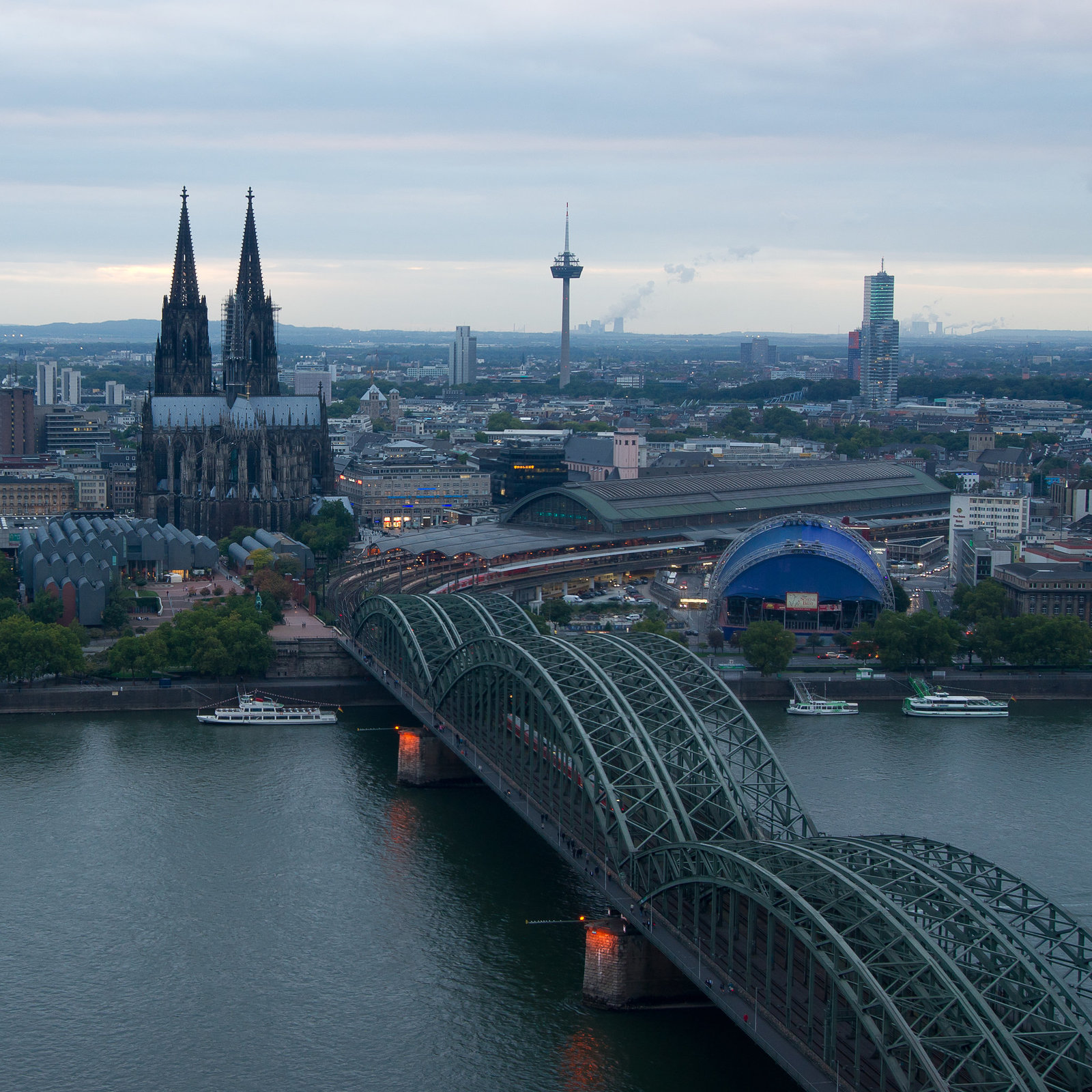 Blick vom KölnTriangle Richtung Kölner Dom