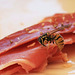 Wespe beim Schinken essen