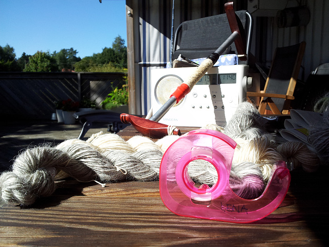 Labeling newly hanked yarn