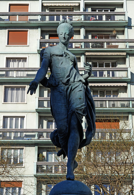 BESANCON: Place Flore: retour de la statue 03.