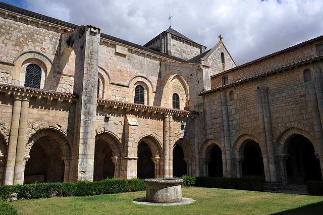 Cloître de l'abbaye de Nieul-sur-l'Autise