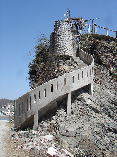 Stairway to a mysterious summit / Escalier menant à un sommet mystérieux.