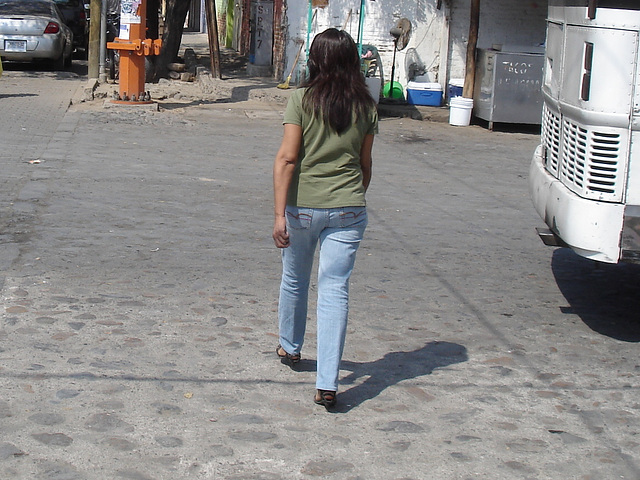 Mexicaine en jeans et talons hauts / Mexican girl in jeans and high heels.