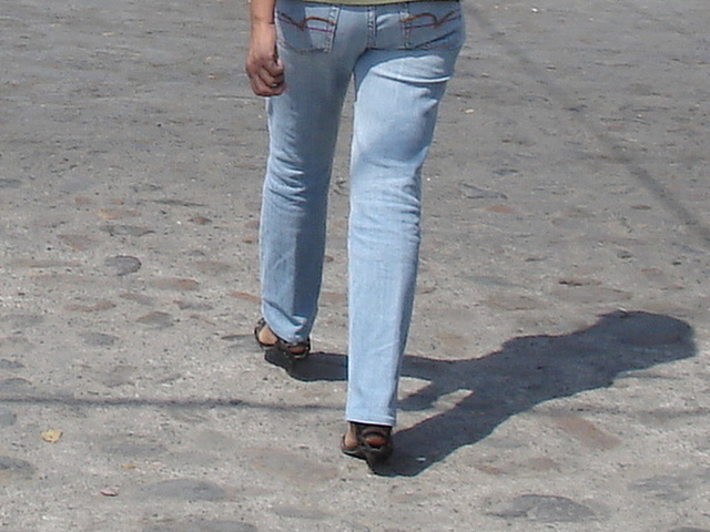 Mexicaine en jeans et talons hauts / Mexican girl in jeans and high heels.