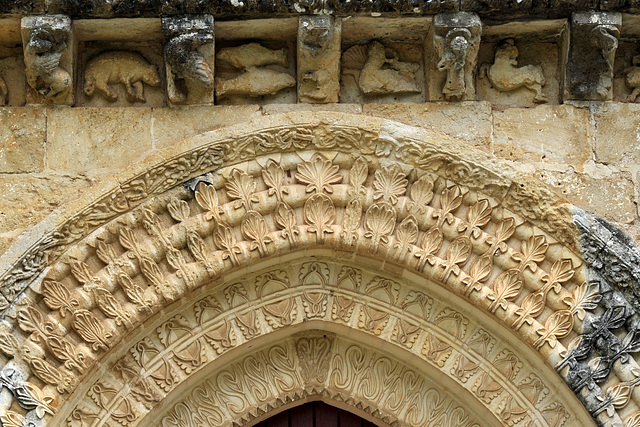 Détail du portail de l'église St-Pierre de Melle