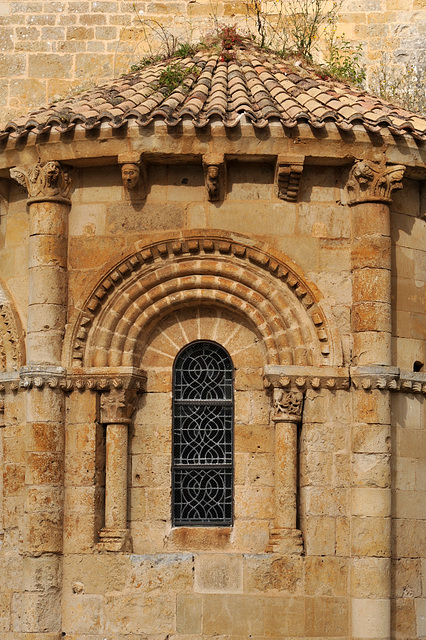 Détail d'une abside de l'église St-Pierre de Melle