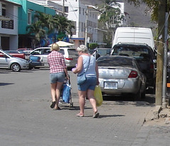 Grannies shoppers on flats / Dames matures en mode emplettes.