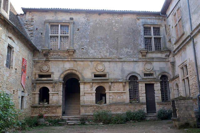 Cour du château de Varaignes