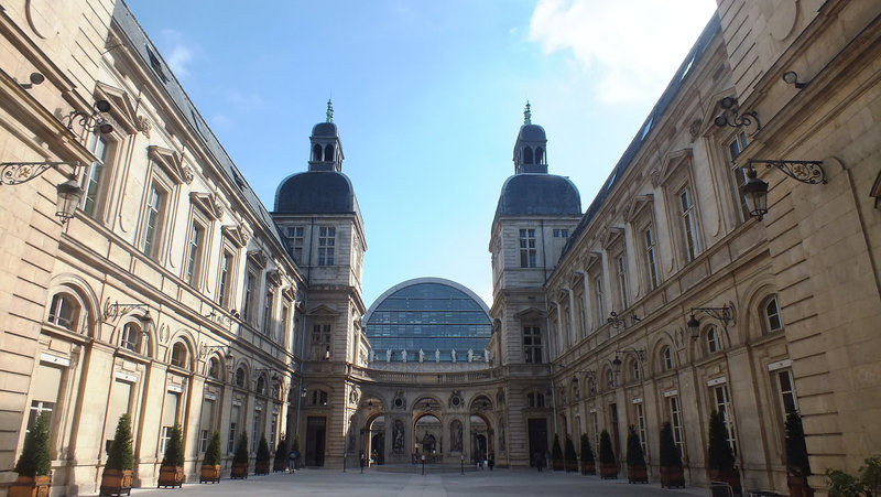Cour et dépendances de la mairie..