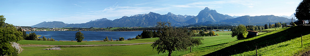 Der Hopfensee mit den Ammergauer Bergen und  den Füssener Bergen mit dem Säuling als 'Wahrzeichen'. ©UdoSm