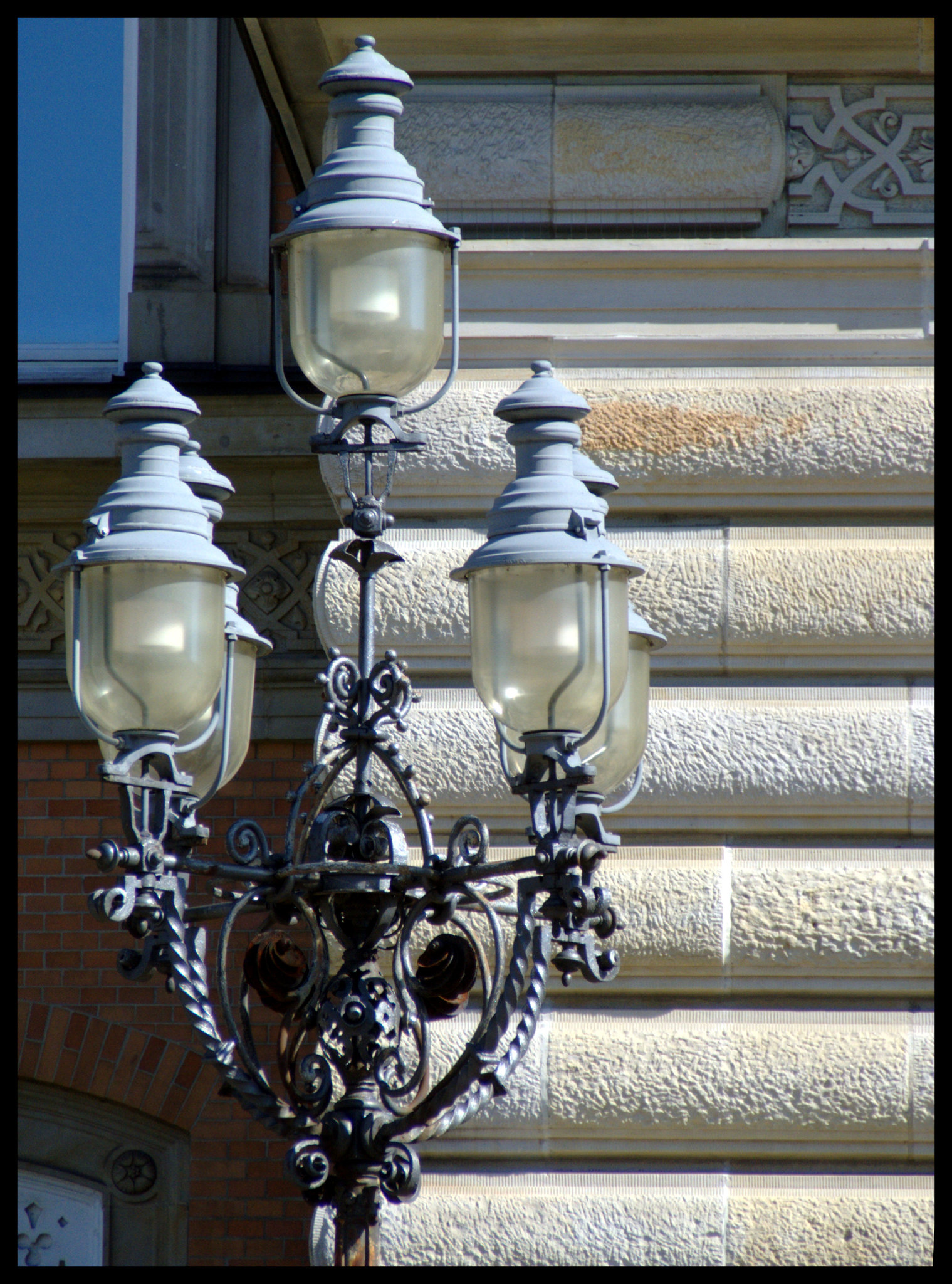 Straßenlaterne vor dem Gebäude