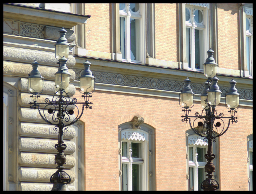 Fassade mit alten Strassenlaternen