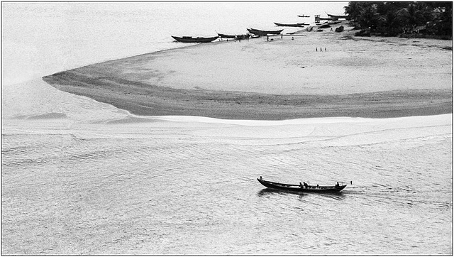 La lagune . The lagoon .