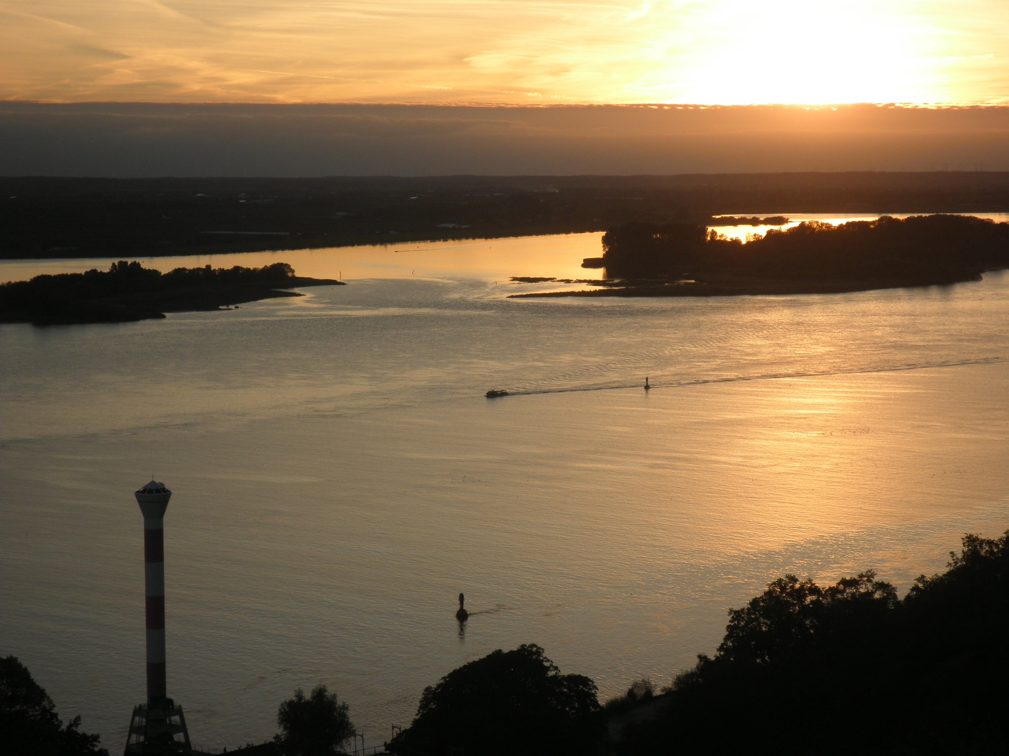 Sonnenuntergang über der Elbe