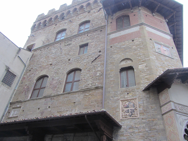 This is the old guild house of the wool merchants, one of the most wealthy guilds and a major contributor to the building of the Duomo, Florence