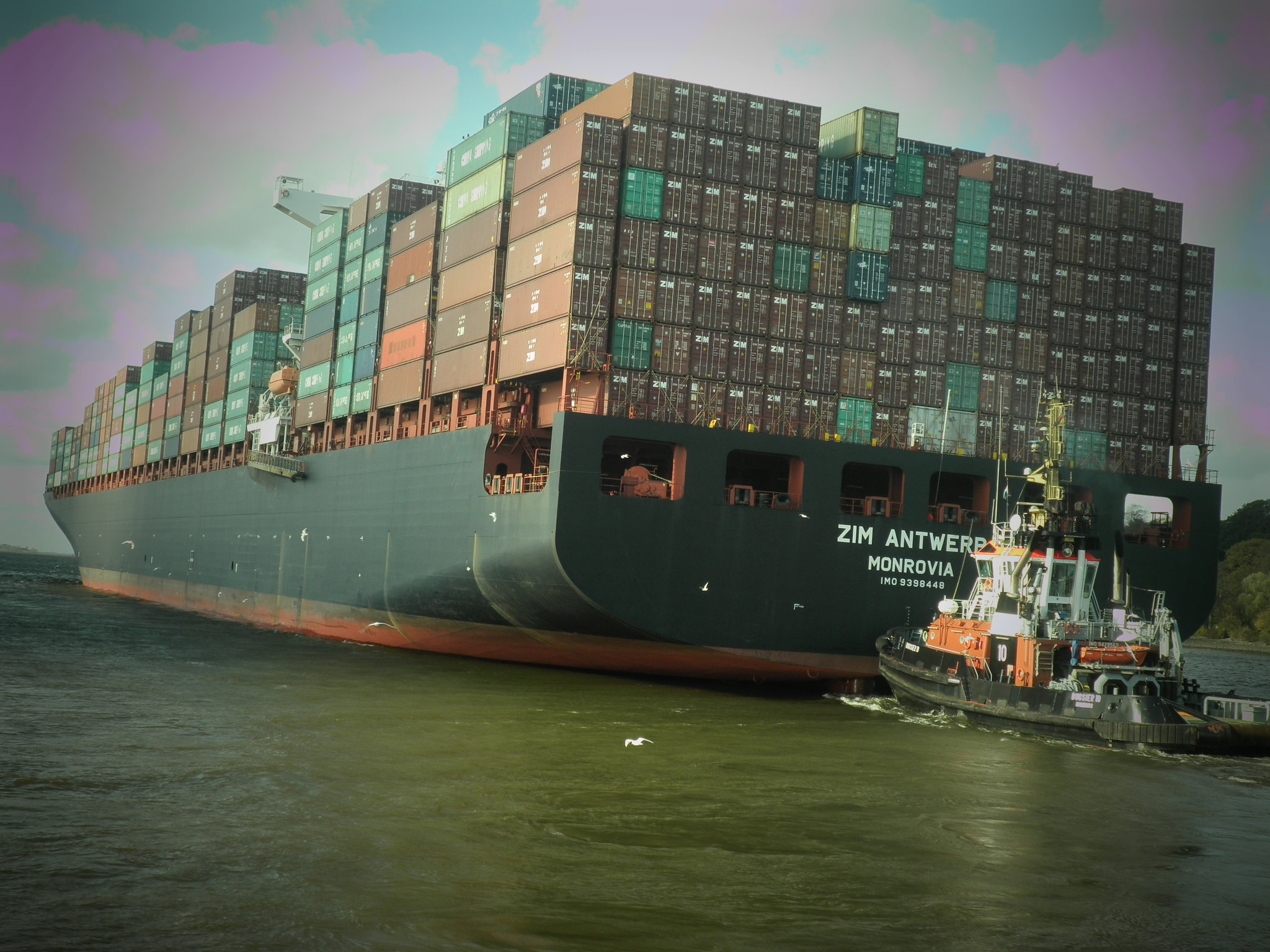 ZIM ANTWERP mit Bugsierer
